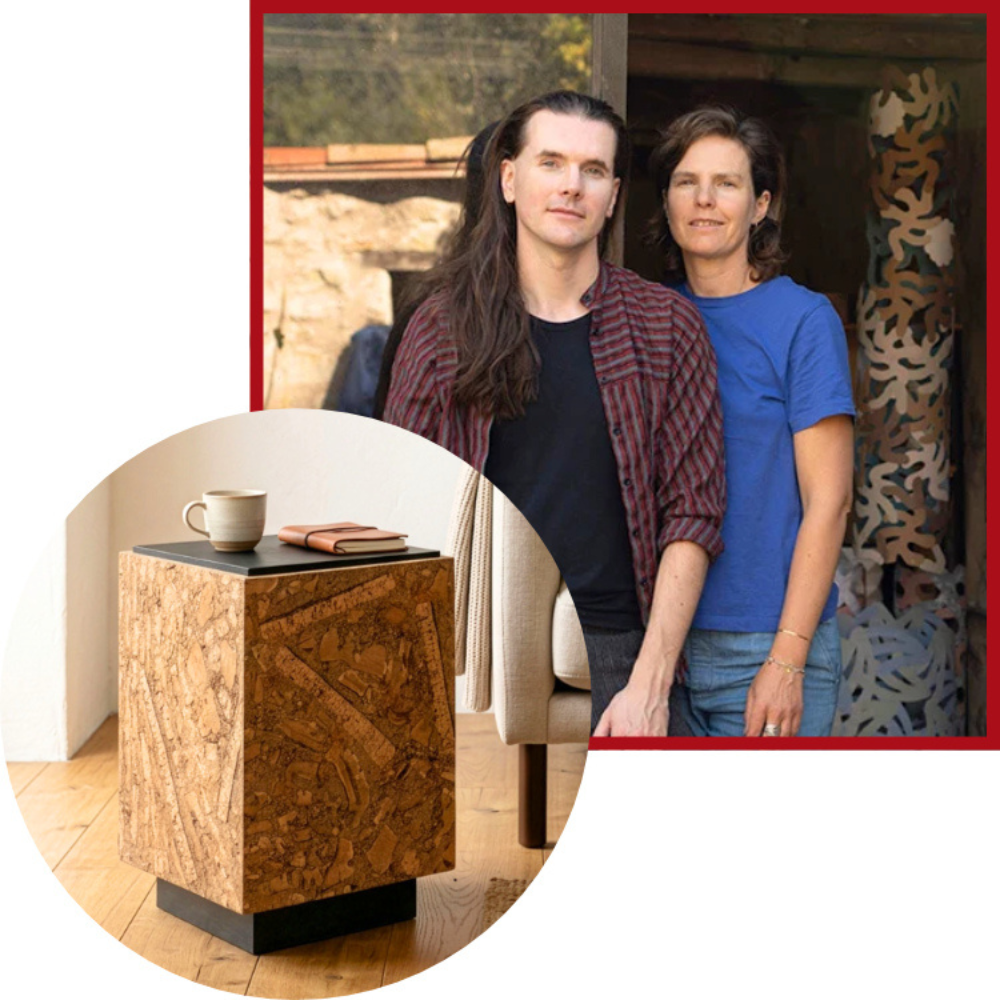 Artisan posant avec leur meuble en bois