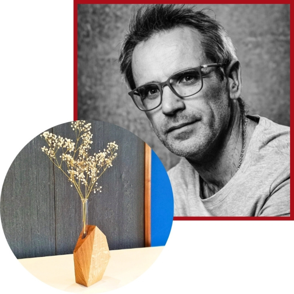 Photo d'artisan avec un vase en bois et des fleurs séchées